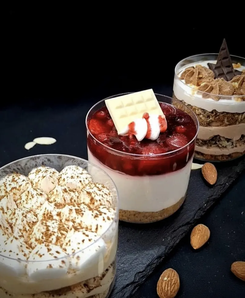 Tri deserta u čaši: krem s bademom, cheesecake s višnjama i čokoladni